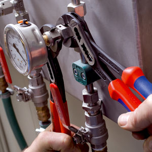 Alicates ajustables para tubos y tuercas Knipex Alligator de 6 pulgadas, mandíbula dentada de acero al cromo vanadio, grado industrial, color naranja - Product Image 1