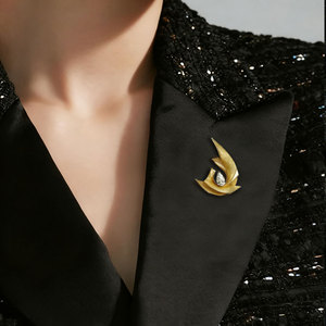 [Salon international de bijoux de Hong Kong] Broche élégante en forme de voile, d'inspiration nautique, dorée, avec zircon cubique étincelant - Product Image 4