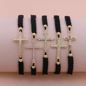 <span class=keywords><strong>Bracelet</strong></span> de prière catholique style chapelet en cordon noir avec croix dorée et détails en pierres scintillantes transparentes – Idéal comme cadeau - Product Image 2