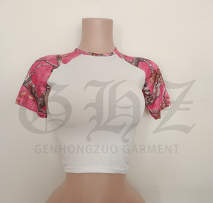 T-shirt Crop Top da Donna in Cotone Organico con Logo Personalizzato in Strass, Manica Corta Raglan, Vestibilità Slim - Product Image 5