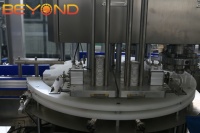 Ligne de mise en conserve de bière clé en main 3000 CPH avec remplisseuse de canettes à contre-pression, solution entièrement automatique de remplissage et de sertissage de bière