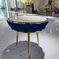 Table basse de qualité supérieure avec accents dorés, texture haut de gamme, design moderne pour salon, usage hôtelier, matériau en marbre