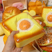Jouet Squishy Oeuf Frit sur Grille, Jouet à Presser en Forme de Pain à Remontée Lente, Jouet Anti-Stress Relaxant pour les Mains pour Enfants et Adultes