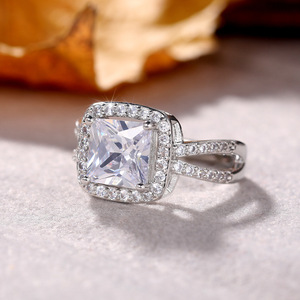 Anello da donna con taglio quadrato e accenti scintillanti, elegante gioiello di moda - Product Image 2