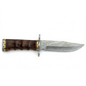 Couteau de chasse artisanal en acier Damas à pointe clip, avec manche en noyer rainuré pour une prise de main optimale - Product Image 1