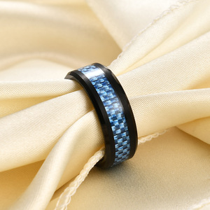 Anillo de Carburo de Tungsteno de 8mm con Incrustaciones de Fibra de Carbono Negra, Anillo de Boda para Hombre con Diseño Geométrico - Product Image 4