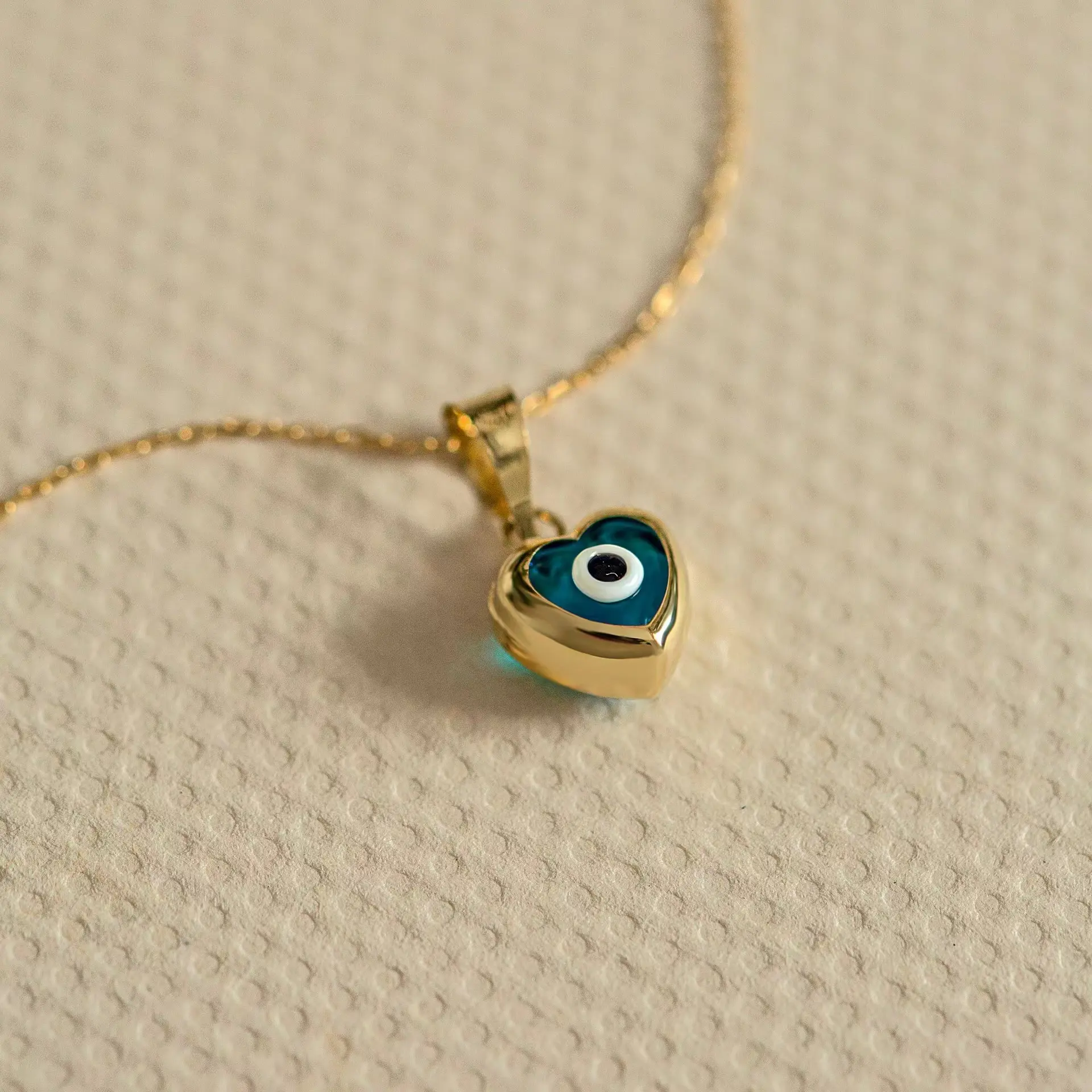 Colar banhado a ouro com pingente Evil Eye Nazar em forma de coração turco esmaltado em aço inoxidável azul