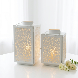 Fabricants de lanternes à bougies en métal blanc de style marocain pour la décoration de la maison et des événements - Product Image 2