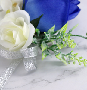 Boutonnière et corsage de poignet en soie bleu roi avec motif feuille pour mariage, demoiselle d'honneur, marié, invité - Vente en gros - Product Image 3