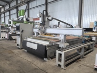 Routeur CNC ATC avec axe rotatif latéral et changeur d'outils automatique linéaire pour la découpe de portes et de meubles en bois