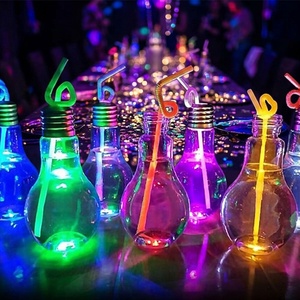 Gobelet de fête en plastique en forme d'ampoule 16oz avec paille, en PET jetable, couleur personnalisée, logo personnalisé, vente en gros - Product Image 1