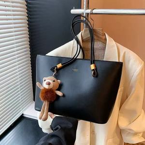 תיק יד אופנתי ומותאם אישית לנשים בסגנון וינטג' איכותי, בעל קיבולת גדולה, עשוי PU ועמיד למים - Product Image 2