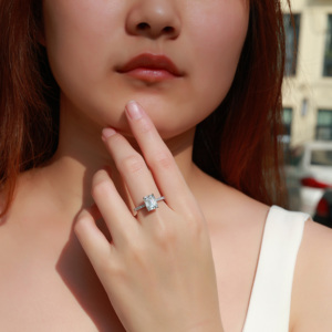 Bague de fiançailles solitaire en moissanite taille émeraude de luxe 3,2 CTW en argent sterling S925 avec tige pavée, bijoux raffinés - Product Image 5