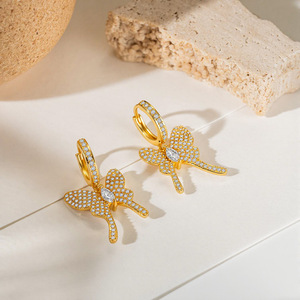 Pendientes de Mariposa con Incrustaciones de Oro y Zirconia, Diseño de Aro, para Uso Diario - Product Image 3