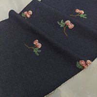 Donkerblauwe geweven denim-achtige stof met verspreide lychee-fruit kralen en pailletten borduurwerk Chinese Cheongsam jurken, jassen, rokken, tassen