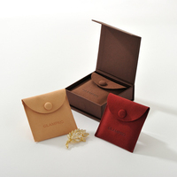 Estuche Magnético para Joyas, Diseño Retro en Dos Tonos Marrón y Rojo, Bolsa de Microfibra con Cierre a Presión, Empaque de Lujo para Anillos y Aretes, Logotipo Personalizado