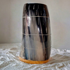 Chope à bière médiévale personnalisée en corne de bœuf de qualité supérieure, écologique, avec base en bois sculptée, pour pub - Product Image 1