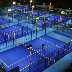 Campi da Tennis per Padel con recinzione in vetro panoramico: perfetti per giochi interni ed esterni.