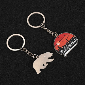 Llavero metálico 3D de Yingzhou, de aleación de aluminio, personalizado con pintura esmaltada, para regalos escolares o corporativos. - Product Image 2