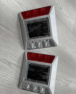 כביש בטיחות כביש ip68 עמיד למים תת קרקעי הוביל אלומיניום סולארית מופעל כביש - Product Image 4