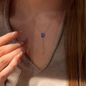 Collier en argent pur S925 avec papillon dynamique incrusté de diamants, pendentif tendance pour femmes, design de niche de luxe léger, style cool - Product Image 1