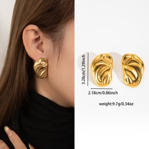 Venta al por mayor de las mujeres de moda 18K chapado en oro de acero inoxidable geométrico Seashell Stud Pendientes impermeable con perla de imitación - Product Image 5