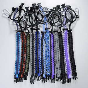 Gourde HydroFlask à large ouverture avec sangle de transport, mousqueton, corde et housse de parapluie tressée pour un transport pratique - Product Image 2