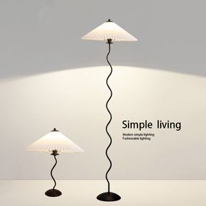 Lampada da terra Squiggle minimalista <span class=keywords><strong>per</strong></span> interni Wave Iron Pillar paralume in PVC 150cm di altezza lampade da terra a ombrello pieghettate nordiche - Product Image 1