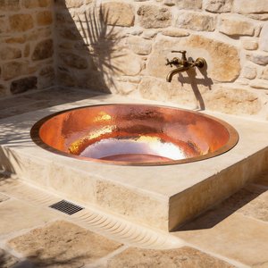 Baignoire ronde en <span class=keywords><strong>cuivre</strong></span> martelé à la main, intérieur poli, style Zen japonais, 60 gallons+, drain central, bain de spa personnalisé pour villa - Product Image 5