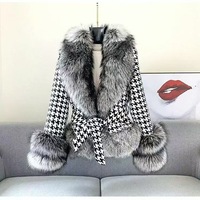 Manteau court en fourrure de renard à col large motif pied-de-poule, collection Automne-Hiver 2026, pour femme, style élégant et luxe léger