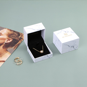 Boîte d'emballage pour bijoux, collier et boucles d'oreilles, en marbre imprimé de fleurs blanches, personnalisée par Boyang - Product Image 4