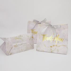 Fábrica al por mayor Eco Friendly Popular pequeñ<span class=keywords><strong>a</strong></span> tarjeta blanca cinta <span class=keywords><strong>regalo</strong></span> bolsas de papel manijas puerta <span class=keywords><strong>regalo</strong></span> bolsas de bienvenida - Product Image 2