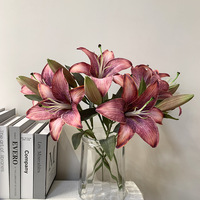 Tweehoofdige lelie 3D-printen van een bloem en een knop Simulatielelie Kunstbloemen Europese retro bruiloft Huisfotografie Bloemmotief