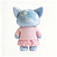 Adorable renard bleu en peluche dans une jolie robe fleurie, pure excès de mignonnerie, animal en peluche renard, jouet en peluche renard doux