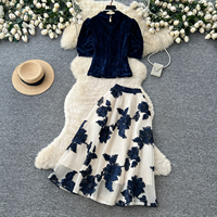 Ensemble élégant 2 pièces pour femme : Haut en velours à col montant et manches courtes bouffantes, jupe midi en maille brodée florale pour le printemps et l'automne