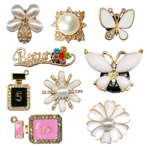 2023 personnalisé métal <span class=keywords><strong>luxe</strong></span> papillon diamant <span class=keywords><strong>marque</strong></span> chaussures breloques pour croc sabots bling métal designer chaussure décoration - Product Image 1