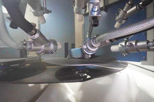 ตู้พ่นทรายแบบหมุนรอบโต๊ะเครื่องพ่นทรายแบบอัตโนมัติสำหรับชิ้นงานรูปทรงต่างๆ - Product Image 6