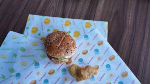 Papier d'emballage écologique, recyclable, résistant à la graisse, enduit de PE, de qualité alimentaire, personnalisé, pour l'emballage des hamburgers et des frites - Product Image 2