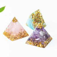 Ornements en résine en forme de pyramide avec gravier de cristal naturel en gros : artisanat en cristal d'améthyste, de quartz rose et de citrine