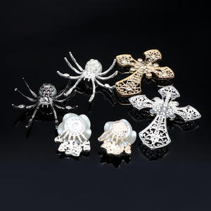 Colgante de aleación con cruz barroca y perla - Decoración gótica para rejilla de ventilación de coche con diseño de araña, accesorios de joyería alternativos al por mayor - Product Image 4