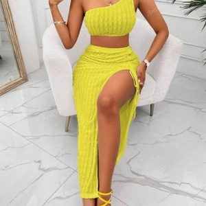 Nouvel Arrivage : Ensemble Élégant d'Été pour Femme – Haut Sans Manches à Épaules Dénudées et Short Décontracté Fendu en Tissu Tricoté Couleur Unie - Product Image 4