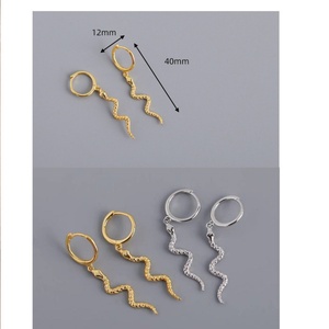 Boucles d'oreilles créoles serpent en or avec diamants, bijoux fantaisie mignons et élégants - Product Image 2