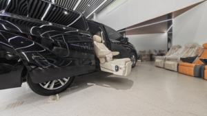 MPV SUV مركبة معدلة جلد فاخر قابل للتعديل دوار رفع مقعد سيارة أسود لذوي الاحتياجات الخاصة كبار السن - Product Image 4