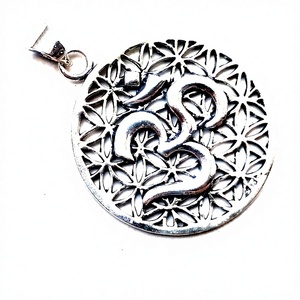 Colgante OM de Latón Estilo Bohemia Plateado de 3 x 3 cm, Listo para Enviar, para Mujeres, Yoga Hindú, Religión India - Product Image 2