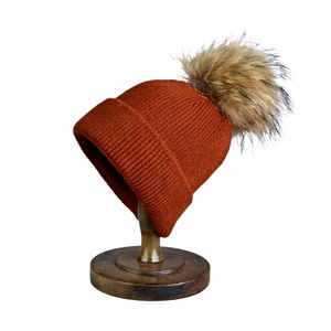 Bonnet unisexe en acrylique rouge avec pompon en fourrure, tricoté à la main, décontracté pour l'hiver, 56-58 cm, adulte - Product Image 5