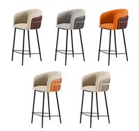 Chaise haute pour maison italienne de luxe, design moderne, style insulaire avec barre de taille pour personnes âgées, utilisation dans les hôtels