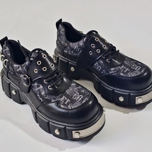 Chaussures gothiques épaisses pour hommes 2026, avec empeigne jacquard, décorations à pointes métalliques et rivets, sangle à boucle, design à lacets, semelle épaisse, style punk - Product Image 2