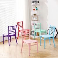 Chaises de fête pour enfants de style nordique, table en plastique rose pour enfants et chaises en plastique bambou pour événements
