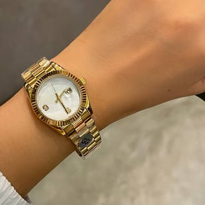 Reloj clásico en tono dorado para mujer y hombre, bisel estriado, esfera con efecto rayos de sol, ventana con fecha - Product Image 6