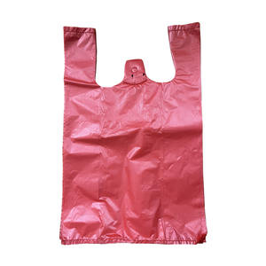 Borsa Shopping Monouso Rosa a Forma di T-shirt in HDPE con Stampa Verde Serigrafica e Chiusura Termosaldata - Product Image 3